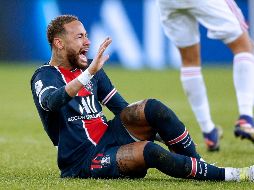 Thiago Medes derribó a Neymar, que tuvo la mala fortuna de que su pie izquierdo quedase entre las piernas de su rival. EFE / Y. Valat