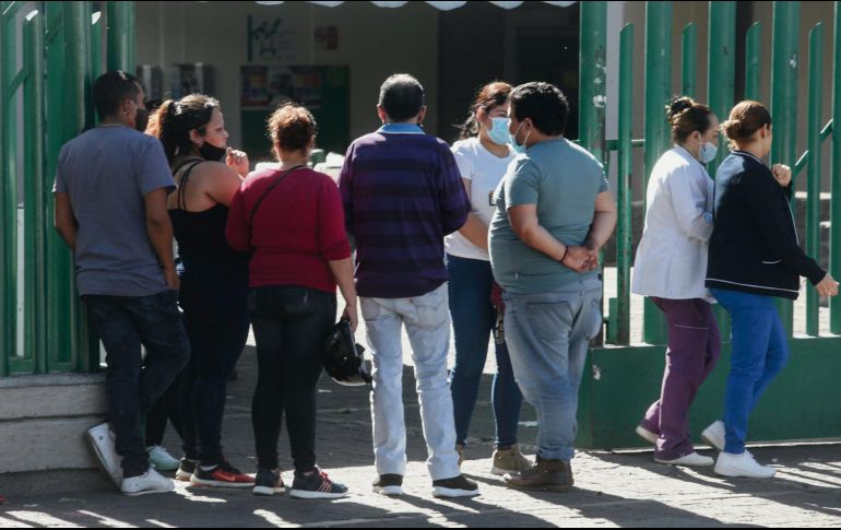 A LA ESPERA. Ciudadanos en la entrada de la Clínica 110 del IMSS en Oblatos. Este espacio tiene al menos siete de 10 camas con ventilador ya ocupadas por enfermos de coronavirus. EL INFORMADOR • G. Gallo