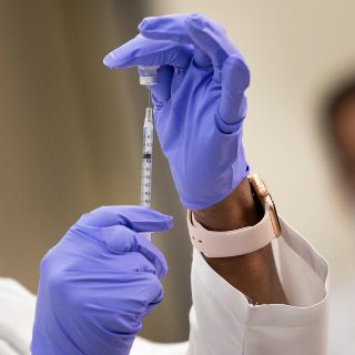 Coronavirus: AMLO afirma que farmacéuticas deberán cumplir con entrega de vacunas