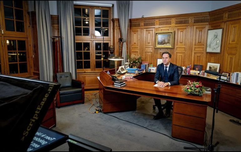 Mark Rutte, primer ministro de Holanda, durante un mensaje televisado en donde anuncia la cuarentena en el país. EFE/B. Maat