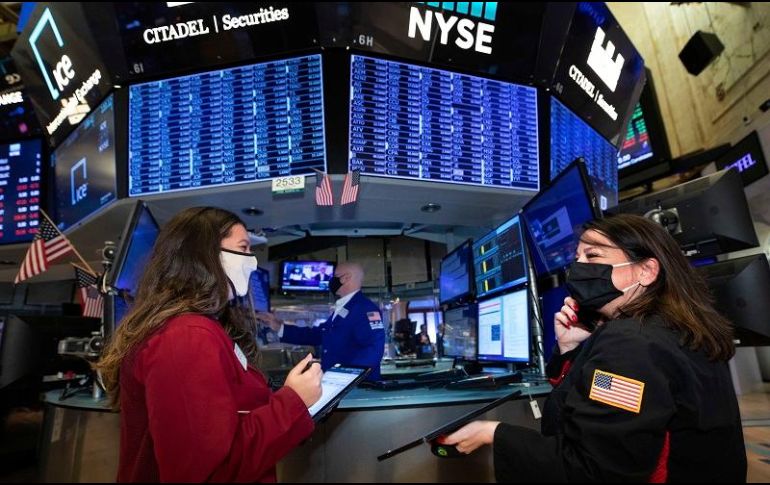 Por sectores, sólo los de bienes de consumo no esenciales y el tecnológico acabaron en terreno positivo este lunes. AP/N. Pereira