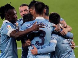 Los jugadores del Celta de Vigo celebran el tercer gol de su equipo ante el Cádiz durante el partido de LaLiga disputado este lunes en el estadio Balaidos. EFE/S. Sas