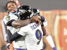 JÚBILO. Jackson (izq.) y Justin Tucker fueron los responsables del triunfo de anoche, con el que Baltimore mantiene vivas sus aspiraciones de llegar a la Postemporada. AFP• J. Miller