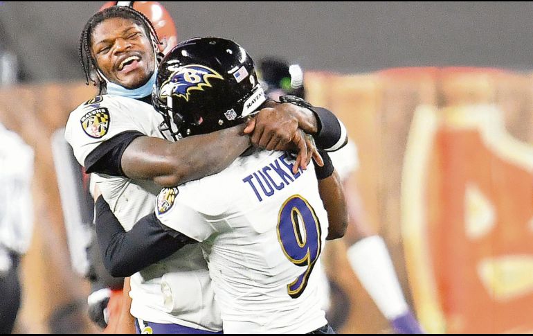 JÚBILO. Jackson (izq.) y Justin Tucker fueron los responsables del triunfo de anoche, con el que Baltimore mantiene vivas sus aspiraciones de llegar a la Postemporada. AFP• J. Miller