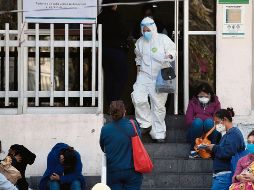 ALERTA. Capitalinos esperan noticias de sus parientes contagiados de COVID-19. 