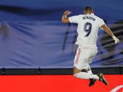 El delantero Karim Benzema celebra el tercer gol del partido. EFE/J. Martín