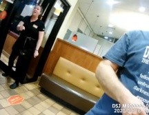 La mesera no pudo evitar su frustración ante la actitud de los clientes. YOUTUBE