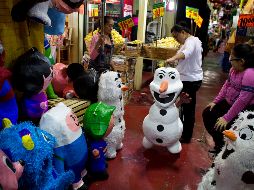 Comerciantes han visto ralentizarse sus ventas de piñatas y temen que empeoren ante posibles restricciones. AP / ARCHIVO