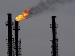 El barril de Brent ganó 0.6% a 51.08 dólares; asimismo, el barril de WTI para enero ganó 0.4% a 47.82 dólares. EFE/ARCHIVO