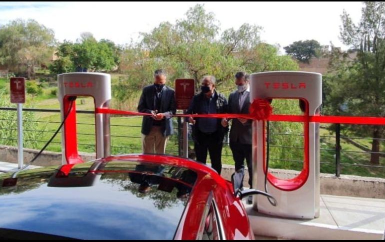 Este martes se inauguró en Tepatitlán un punto de carga rápida de Tesla. TWITTER / @ESanchezProal