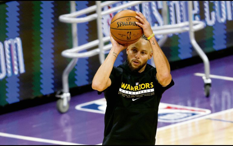 Stephen Curry. La figura de los Warriors calienta para un juego de pretemporada. EFE