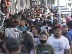 Personas se agolparon en la zona de Obregón para hacer sus compras navideñas. Este medio observó que no había filtros de seguridad, no se guardó sana distancia ni se exigió usar cubrebocas. EL INFORMADOR/F. Atilano