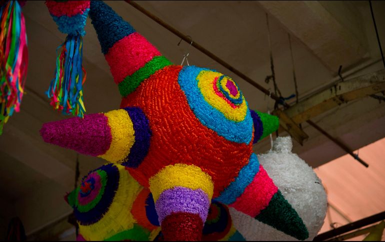 Las tradicionales fiestas previas a la Navidad representan un riesgo para contagios. AFP/ARCHIVO