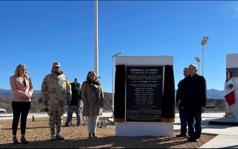 El Presidente López Obrador (d), la gobernadora Claudia Pavlovich (c-i) y representantes de la familia LeBarón, durante la inauguración de la plaza memorial La Mora, en Bavispe. EFE/ Presidencia de México