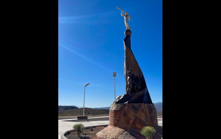 El monumento inaugurado es un monolito presidido por un ángel y en cuya base están representadas las mujeres y niños víctimas de la masacre dándose muestras de afecto. ESPECIAL/Presidencia de México