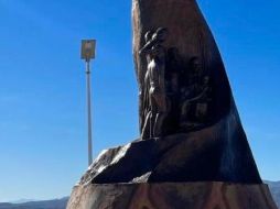 El Presidente López Obrador (d), la gobernadora Claudia Pavlovich (c-i) y representantes de la familia LeBarón, durante la inauguración de la plaza memorial La Mora, en Bavispe. EFE/ Presidencia de México
