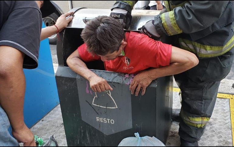 Bomberos intentaron, sin éxito, ayudar a salir al hombre. ESPECIAL
