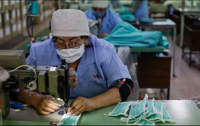 Sobre los cubrebocas de tela, la OMS ha dejado claro que las verdaderamente efectivas son aquellas que están elaboradas con tres capas: una interior, una intermedia filtrante y una exterior impermeable. NTX / ARCHIVO