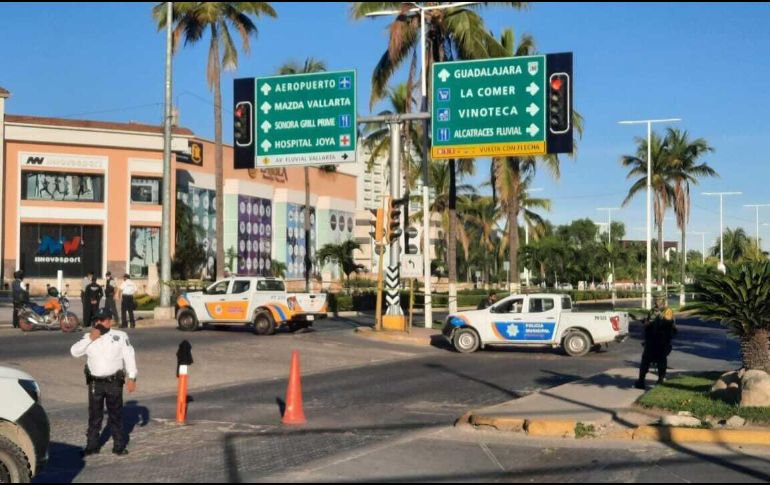 Debido a las investigaciones, hubo cierres viales en el boulevar Francisco Medina Ascencio de Puerto Vallarta, donde se localiza el bar donde atentaron contra Aristóteles Sandoval. ESPECIAL