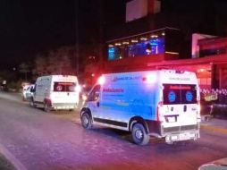 Antes de que llegaran las autoridades, trabajadores del bar donde atacaron a Aristóteles Sandoval recogieron los indicios del crimen. ESPECIAL