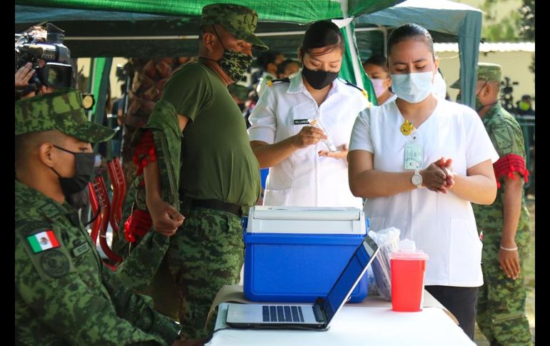 La primera etapa de aplicación de la vacuna contra el nuevo coronavirus en la Ciudad de México se realizará en cinco hospitales. EFE/J. Pazos