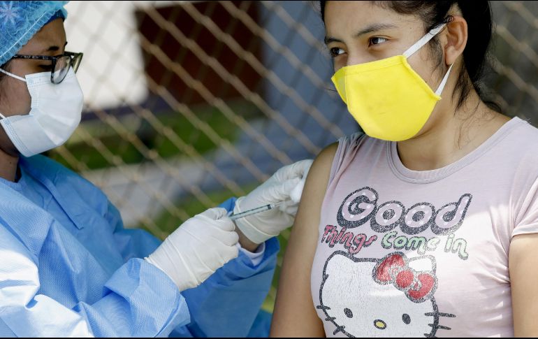 Además de vacunas, la plataforma COVAX también provee tratamientos y pruebas de diagnóstico. XINHUA/M. Bazo