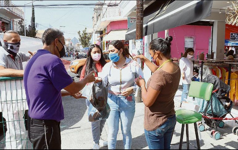 En los puntos o filtros sanitarios se ofrece gel antibacterial y revisan la temperatura corporal y el buen uso del cubrebocas. ESPECIAL