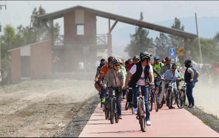 Aristóteles Sandoval realizó un recorrido en bicicleta por la Ruta Creativa-Vía Verde durante la inauguración de este proyecto de la Región Valles. ESPECIAL/Gobierno de Jalisco