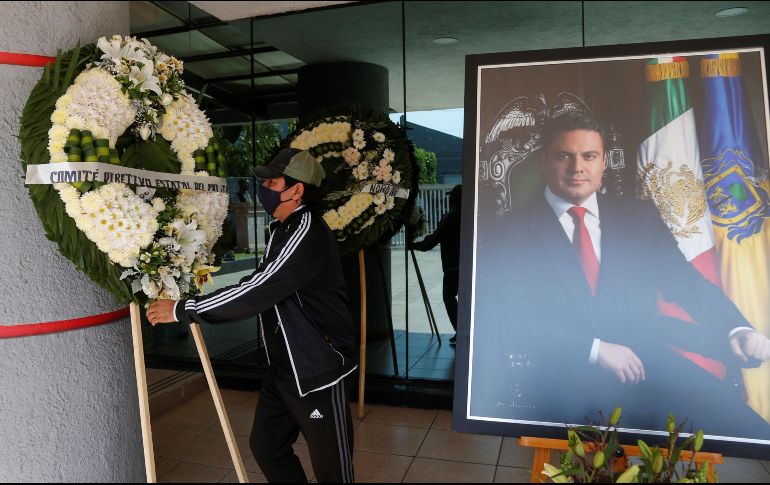 Esta sería la tercera parada antes de llevar el cuerpo al PRI Jalisco, lugar donde concluirán los tributos para finalmente sepultarlo. EFE / F. Guasco