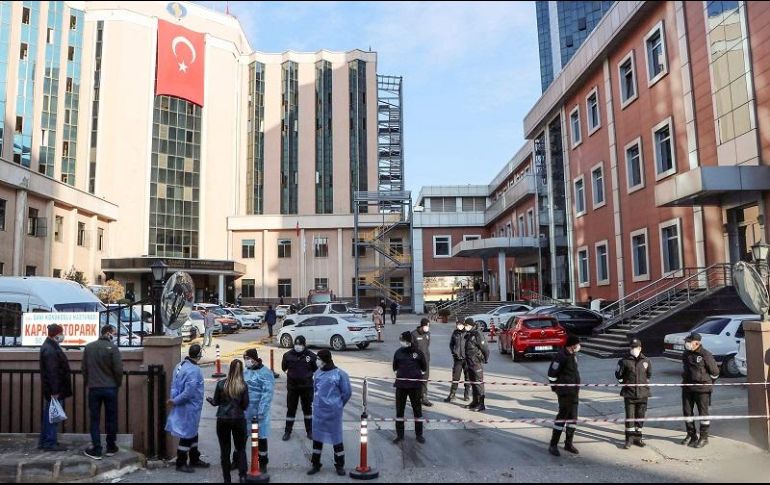 Los demás pacientes afectados por el incendio fueron trasladados a otros hospitales de la zona. AFP/Demiroren News Agenc