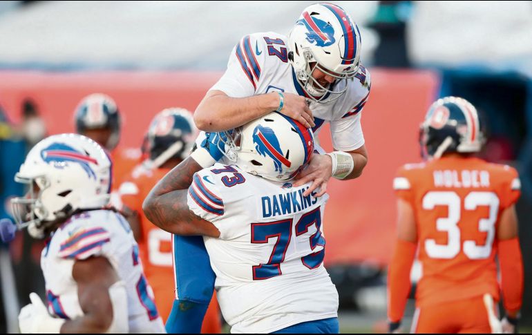 Josh Allen (#17) de nueva cuenta fue factor para el éxito de los Bills, que ya amarraron su boleto a playoffs y lo hacen como campeones de la División Este de la AFC. AFP/M. Stockman