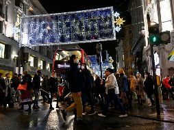 Compradores se agolpan en las tiendas tras el anuncio de confinamiento del Gobierno britanico. EFE