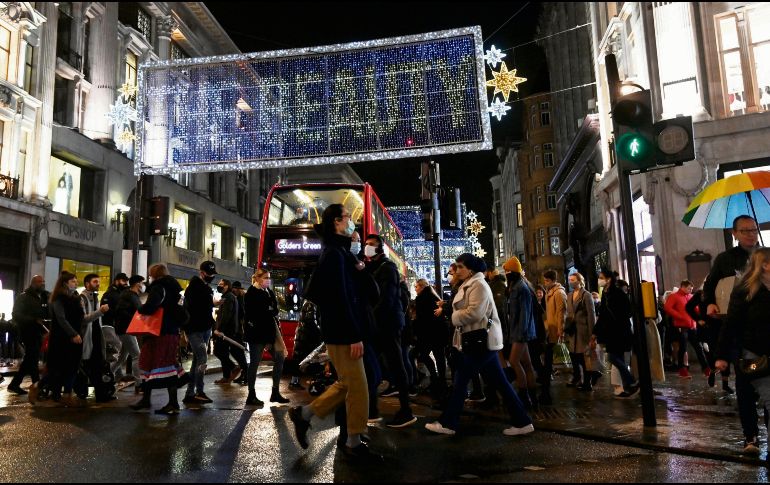 Compradores se agolpan en las tiendas tras el anuncio de confinamiento del Gobierno britanico. EFE