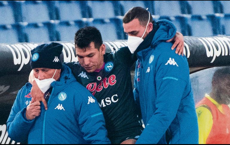 CON HIELO. Hirving Lozano abandonó la cancha apoyándose en asistentes.