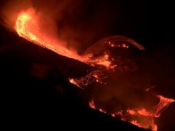 Imágenes divulgadas por el Parque Nacional de Volcanes de Hawái mostraron oleadas de humo rojo elevándose hacia el cielo nocturno.  AP