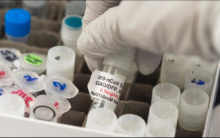 Científicos sudafricanos están averiguando si la vacuna contra el COVID-19 también protege contra la nueva versión. AFP / ARCHIVO