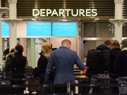 Aunque algunos países están cerrando los vuelos con el Reino Unido, AMLO asegura que México no hará lo mismo sin que lo decidan las autoridades sanitarias mexicanas. EFE / A. Rain