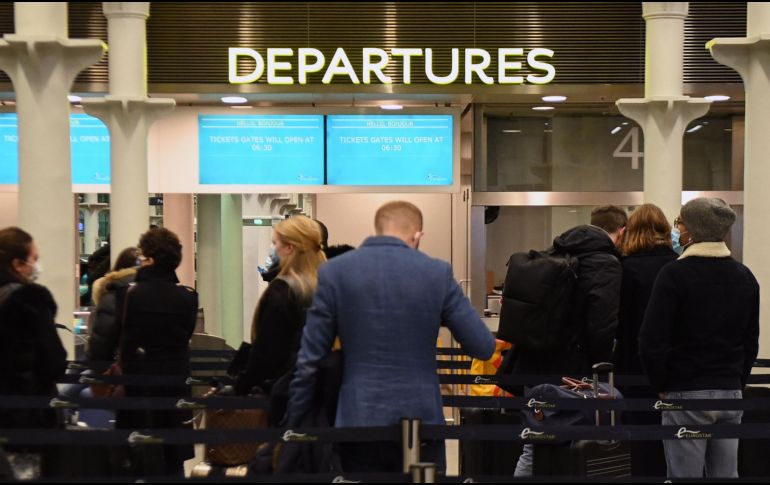 Aunque algunos países están cerrando los vuelos con el Reino Unido, AMLO asegura que México no hará lo mismo sin que lo decidan las autoridades sanitarias mexicanas. EFE / A. Rain