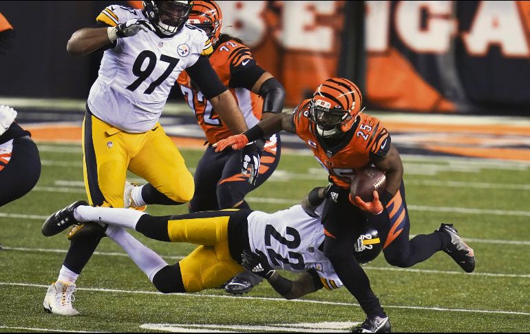 CONTUNDENTE. Giovani Bernard (#25) capitalizó dos entregas de balón de los Steelers para llegar a las diagonales. AP • M. Conroy