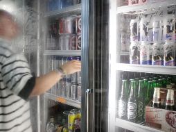 La suspensión abarca los establecimientos mercantiles que operen como tiendas de abarrotes, supermercados con licencia para venta de vinos y licores, tiendas de autoservicio o cualquier otro similar. EL INFORMADOR / ARCHIVO