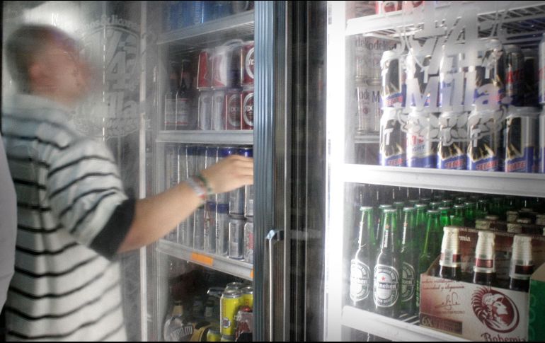 La suspensión abarca los establecimientos mercantiles que operen como tiendas de abarrotes, supermercados con licencia para venta de vinos y licores, tiendas de autoservicio o cualquier otro similar. EL INFORMADOR / ARCHIVO