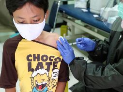 De confirmarse, esto explicaría el importante incremento de los casos de COVID-19 en Inglaterra, explican científicos del llamado grupo asesor de Amenazas de Nuevos y Emergentes Virus. AP / ARCHIVO