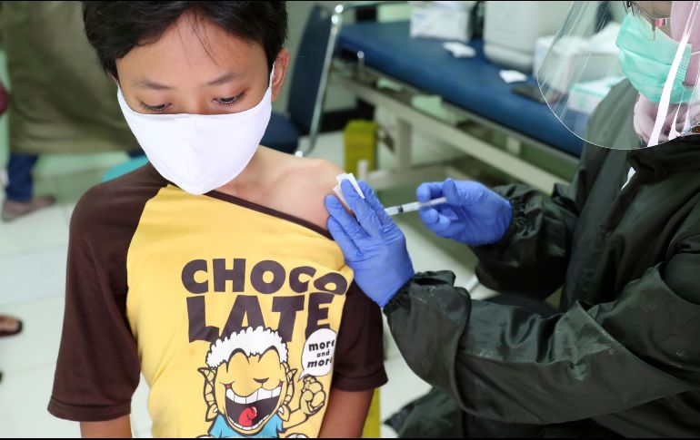 De confirmarse, esto explicaría el importante incremento de los casos de COVID-19 en Inglaterra, explican científicos del llamado grupo asesor de Amenazas de Nuevos y Emergentes Virus. AP / ARCHIVO