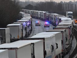 Camiones hacen fila en una zona cerrada de la carretera que lleva al puerto de Dover, en Inglaterra. AFP/J. Tallis