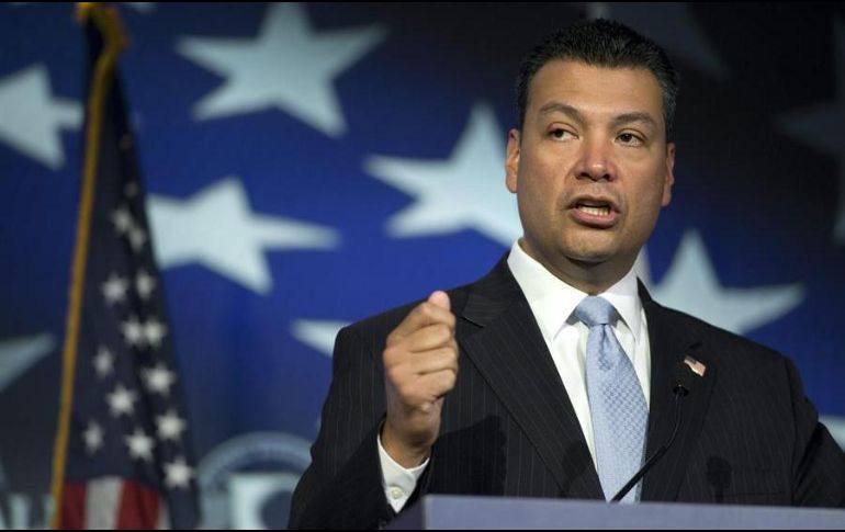 Alex Padilla tiene un título en ingeniería mecánica del Instituto de Tecnología de Massachusetts. EFE/ARCHIVO