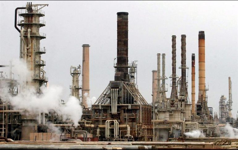 Una nueva ola de COVID-19 afectaría a la demanda de crudo, ya bastante lastrada desde inicios de año. EFE/STR