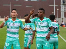 Maleck (d) salió de prisión tras pagar la fianza después de declararse culpable del accidente en el cual fallecieron María Fernanda Peña y Alejandro Castro. EFE/J. Ruiz