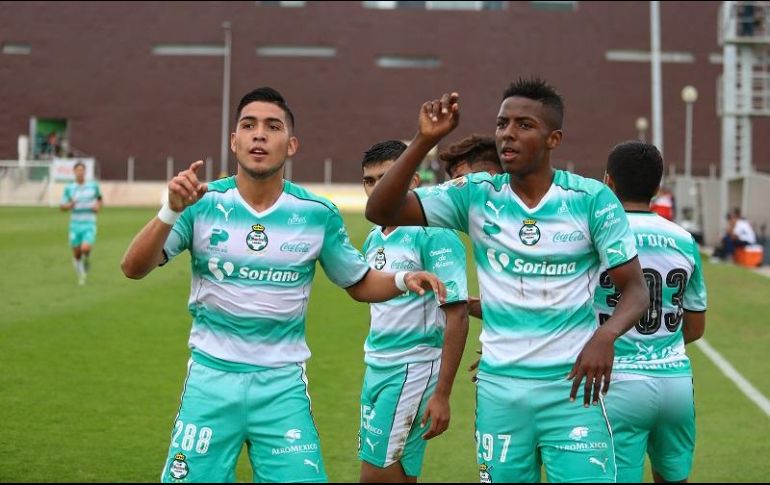 Maleck (d) salió de prisión tras pagar la fianza después de declararse culpable del accidente en el cual fallecieron María Fernanda Peña y Alejandro Castro. EFE/J. Ruiz