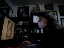 Keyla mira las fotos que se mostrarían en su festejo. EL INFORMADOR/F. Atilano