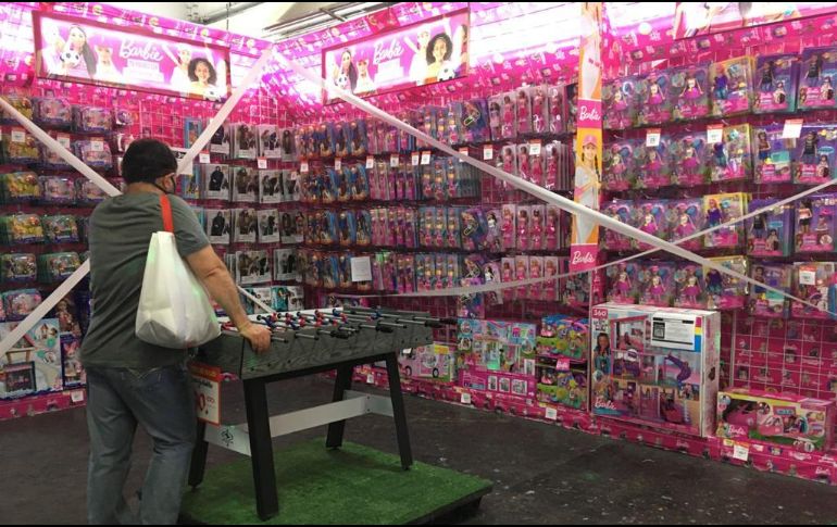 En el semáforo rojo no se contempla como actividad esencial la venta de juguetes, crucial en esta época de Navidad. SUN / D. Sánchez